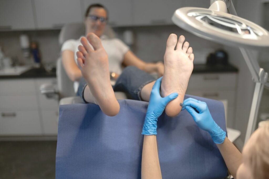 profesjonalna pielęgnacja pięt w gabinecie, podolog przeprowadza zabieg