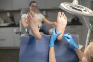 profesjonalna pielęgnacja pięt w gabinecie, podolog przeprowadza zabieg