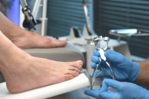 podolog pokazuje profesjonalne narzędzia podologiczne